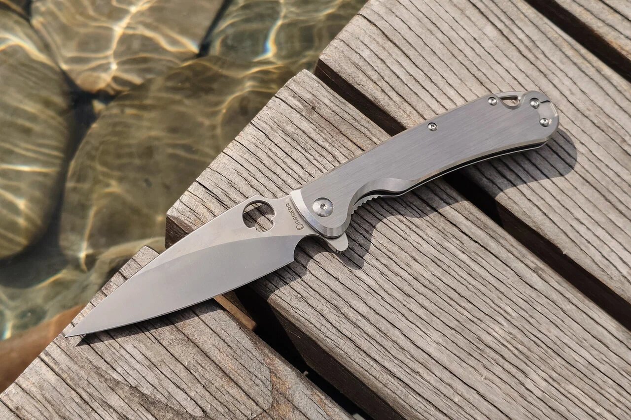 Daggerr Hole opening feature in a knife blade